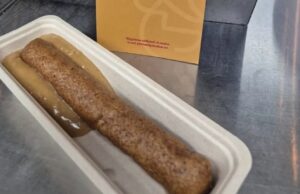 Snackbar-eigenaar doopt snack Jos Brinkie om tot Rob Jetten en gaat knettertje viraal!