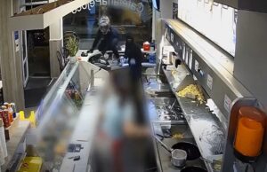 Snackbareigenaresse in Eindhoven gaat twee bewapende overvallers te lijf met kokend frituurvet