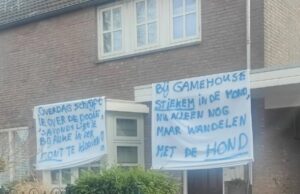 Woedende vrouw in Beek en Donk hangt twee spandoeken op vanwege vreemdgaande partner
