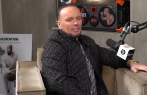 Zanger Frank van Etten heeft ruzie met zijn vrouw en plots gaan er héél foute filmpjes van haar rond