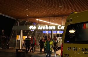 Tasjesdief berooft vrouw in Arnhem, omstander grijpt in en geeft hem een enkeltje naar het ziekenhuis