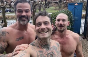 2026 begint onheilspellend: Arie Boomsma en Douwe Bob in hun nakie in een ijsbad