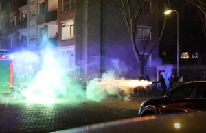 Brandweer in Den Haag massaal beschoten met vuurwerk tijdens blussen van een brand