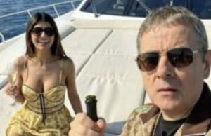 Bizarre foto’s gaan rond: ‘Rowan Atkinson en Mia Khalifa zijn aan het daten!’