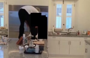 Méér enge beelden gelekt: Epstein rent achter gillende meisjes aan in zijn keuken