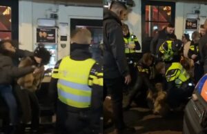 Vrouwen op Leidseplein vliegen elkaar in de haren, politie grijpt ’te hard’ in