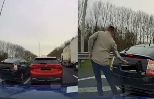 Zwarte Toyota voegt veel te laat in, bestuurder grijp geniaal in