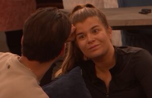 Bondgenoten-Chess glijdt van de bank door Ricky terwijl haar eigen vriendje ernaast zit