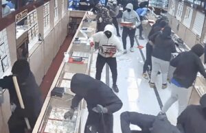 Rattenplaag in juwelierszaak: 20 overvallers rammen alles kapot en jatten voor 1,7 miljoen aan sieraden