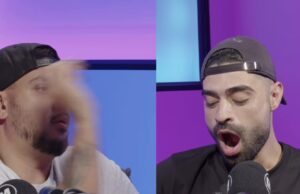 Gast mikt blauwe bes in mond van vriend die aan de ramadan meedoet tijdens podcast