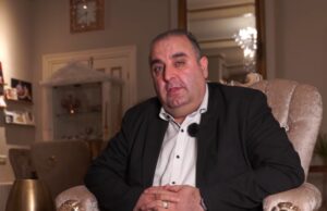 Salar Azimi plaatst bizarre vacature: ‘Jij moet mij betalen om mijn privéchauffeur te zijn’