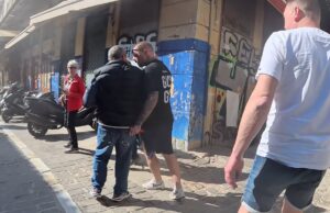 Beelden: Dutch Travel Maniac confronteert dief in Athene en wordt opgepakt