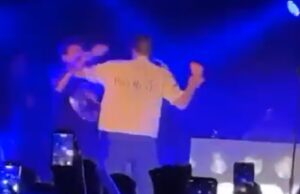 Gerard Joling vecht met biergooier op podium en werkt hem naar de grond