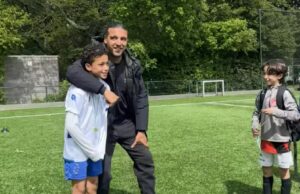Kindje tegen Ali B op voetbalveld: ‘Hoe noem je Ali B in de gevangenis? Ali Tralie!’