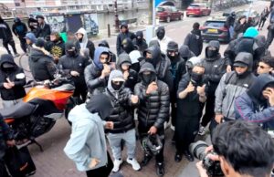 YouTuber op bezoek bij jongeren in H-buurt in Amsterdam-Zuidoost: ‘Tot de tanden toe bewapend’