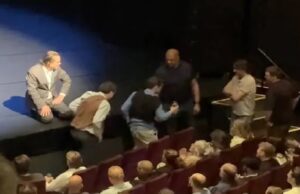 Hans Teeuwen werkt pratend publiek genadeloos de zaal uit in Breda