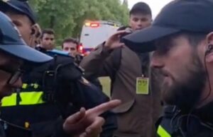 Anti-AZC-demonstrant stuurt agenten weg in Loosdrecht: ‘Jullie moeten nú wegwezen!’