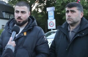 Turkse vader en zoon protesteren mee tegen komst AZC in Loosdrecht