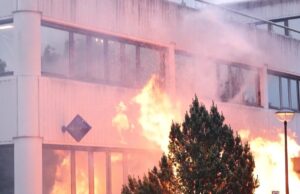 Relschoppers gooien vuurwerk en fakkels naar opvanglocatie in Loosdrecht waarna brand uitbreekt