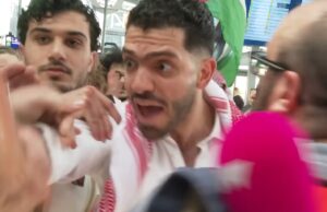 Pro-Palestina demonstranten belagen en slaan PowNed-medewerker op kaak