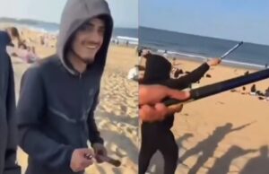 Jongeren verzamelen zich op strand vol strandgangers om met vuurwerk te schieten