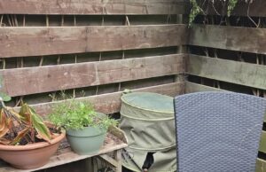 Politie Zoetermeer deelt hilarische foto van inbreker die zich in een tuin probeert te verstoppen