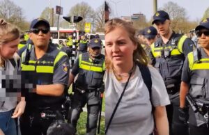Ophef om agent die vrouwelijke activist per ongeluk bij de borst grijpt: ‘Ontslaan!’