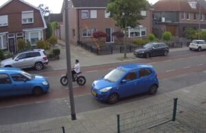 Video: Fatbiker ongenadig hard geschept door auto nadat hij zomaar de weg op scheurt