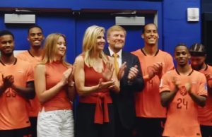 Willem-Alexander, Máxima en Ariane komen Nederlands elftal feliciteren in de kleedkamer