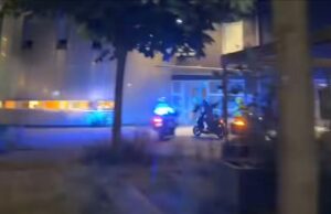 Motoragent rijdt vol in op vluchtend pestventje op de scooter in Amsterdam-West