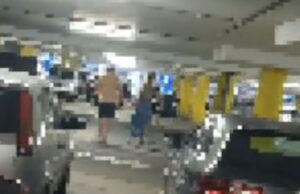 Au: Man betrapt zijn vrouw met een vriend in een parkeergarage in Arnhem