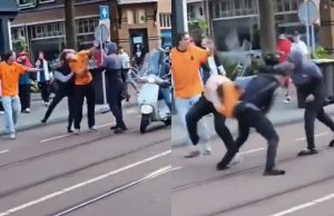 Beelden: 20-jarige Amsterdammer aangehouden voor poging tot doodslag na winst Marokko