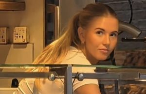 Hollandse blonde snackbar-medewerkster gaat viraal vanwege opvallend figuur