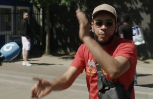 Nieuws van de Dag op bezoek in Ter Apel: ‘Dit zijn geen vluchtelingen, stuur ze terug!’