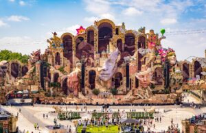 Na brand van vorig jaar, Tomorrowland toont absoluut bizarre mainstage van 2026