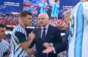 Eén speler weigerde Trump een handje te geven bij prijsuitreiking