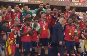 Spaanse spelers maken Trump belachelijk terwijl hij hen de WK-beker overhandigt