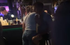 Wilfred Genee op heterdaad betrapt in café: ‘Zoenend met een véél jongere meid!’
