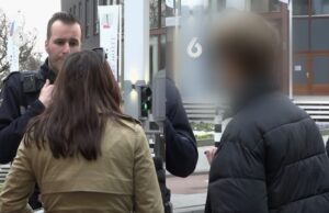 Meisje krijgt boete voor zwartrijden, eist van haar date dat hij betaalt