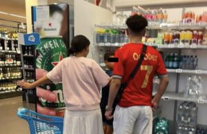 Enorme ophef om foto van jongen met ‘Oktober 7’ in supermarkt in Amsterdam