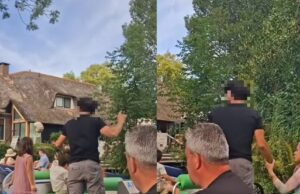 Het is druk in Giethoorn, maar deze blaaskaak vindt dat iedereen voor hem aan de kant moet