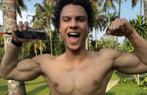 Beelden: ‘Justin van Ex on the Beach trapt mensen in hun ballen tegen betaling’