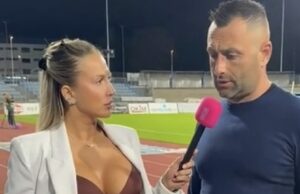 Interviewster heeft nogal diep decolleté, coach vecht voor zijn leven om niet te kijken