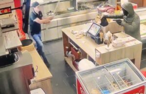 Snackbareigenaar in Limburg ramt gewapende overvaller op zijn kop met een zwabber
