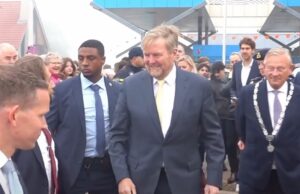 Beelden: Koning Willem Alexander aangevallen door man tijdens bezoek aan Ursem